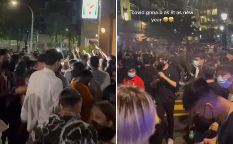 78%社区奥密克戎!前天,新加坡牛车水再现人挤人!张文宏谈北京疫情: 2022疫情或结束