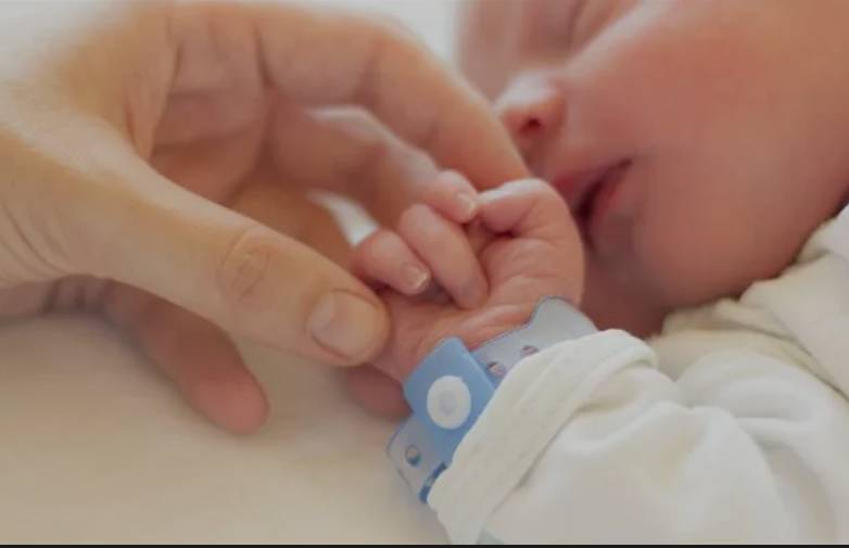 世界首例自帶新冠病毒抗體的嬰兒在西班牙誕生?首例不是在新加坡嗎