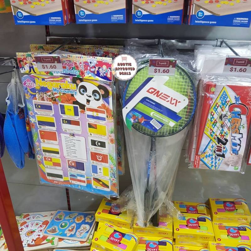 敢敢跟Daiso抢生意!这家藏在Bedok的杂货店全场S$1.6,小天地里也是品类齐全,应有尽有喔