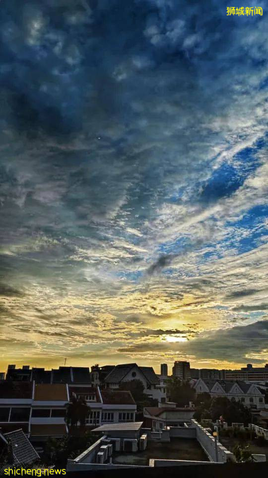 实拍新加坡奇异天象!黑云压境,闪电从天劈下