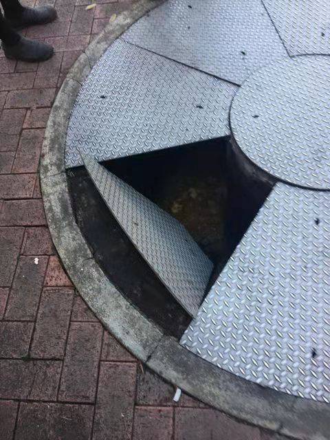 太慘了，回家路上從破井蓋掉下，到底是誰的錯