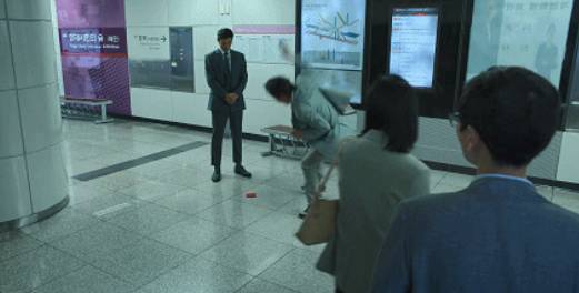 实拍一群新加坡小孩在玩《鱿鱼游戏》!连台词都会背