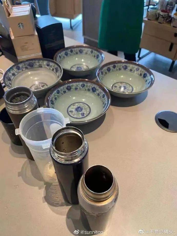 星巴克自帶杯咖啡免費，隊伍排瘋了！新加坡網友：咋不帶痰盂呢