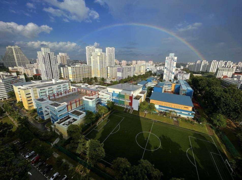 新加坡總理李顯龍魔性拜年視頻火了！各部長花式拜年，竟有財神爺上門討債