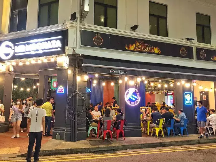 吃mookata顺便看猛男? Bugis Mr mookata 推出猛男服务员 