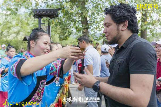 泰國、柬埔寨、新加坡等國駐華外交領事官員參訪團走進銅仁村寨