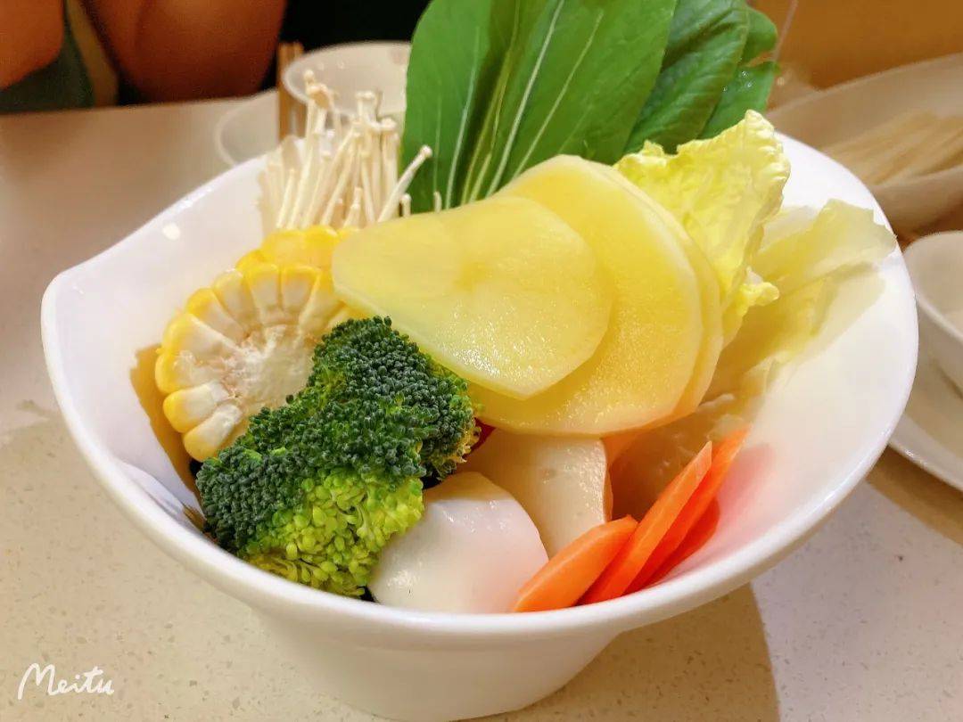 9.9新起吃網紅火鍋！小龍蝦湯底、花雕膠原湯，好喝到湯底都不剩