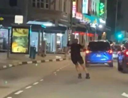 拿命在耍帅？新加坡男子马路上玩轮滑