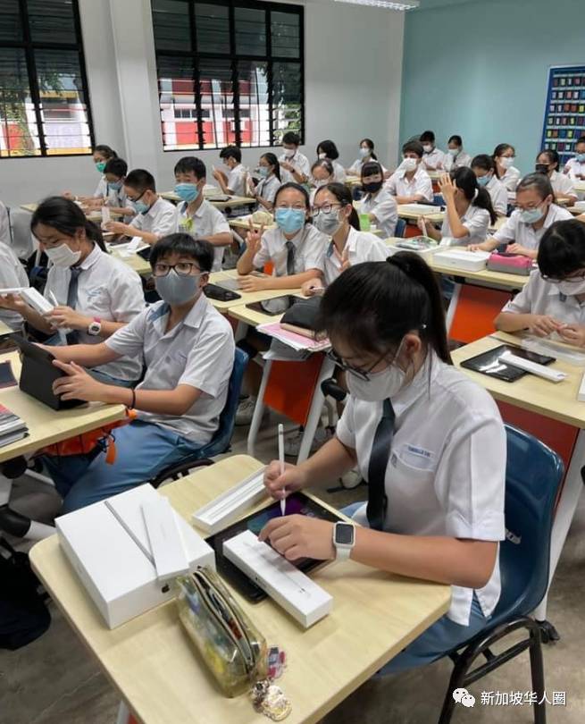 新加坡宣布，今年起所有中學生將獲得全新的蘋果筆記本電腦或平板