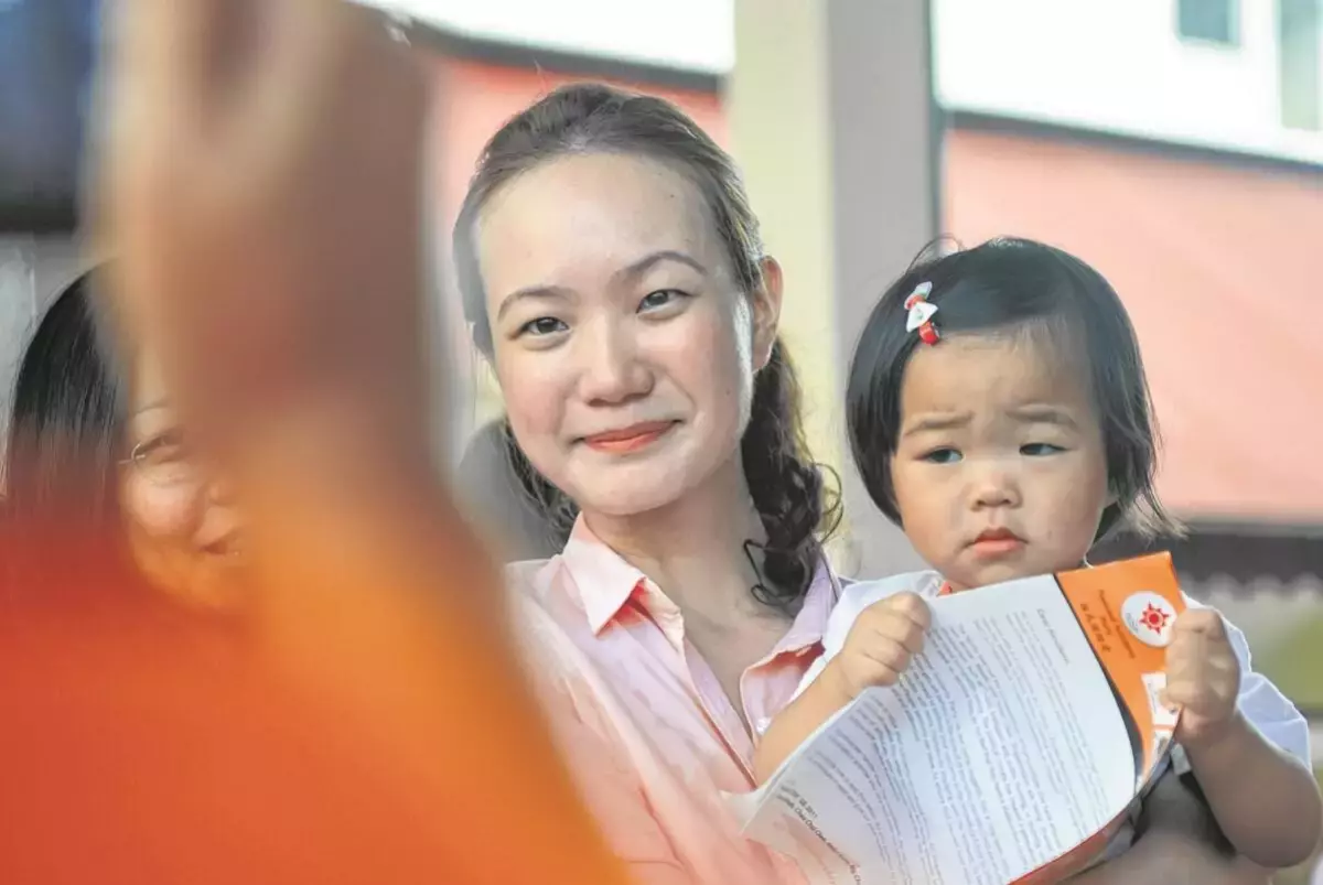 新加坡80后反对党女主席怀二胎,民众围着肚子纷纷送祝福