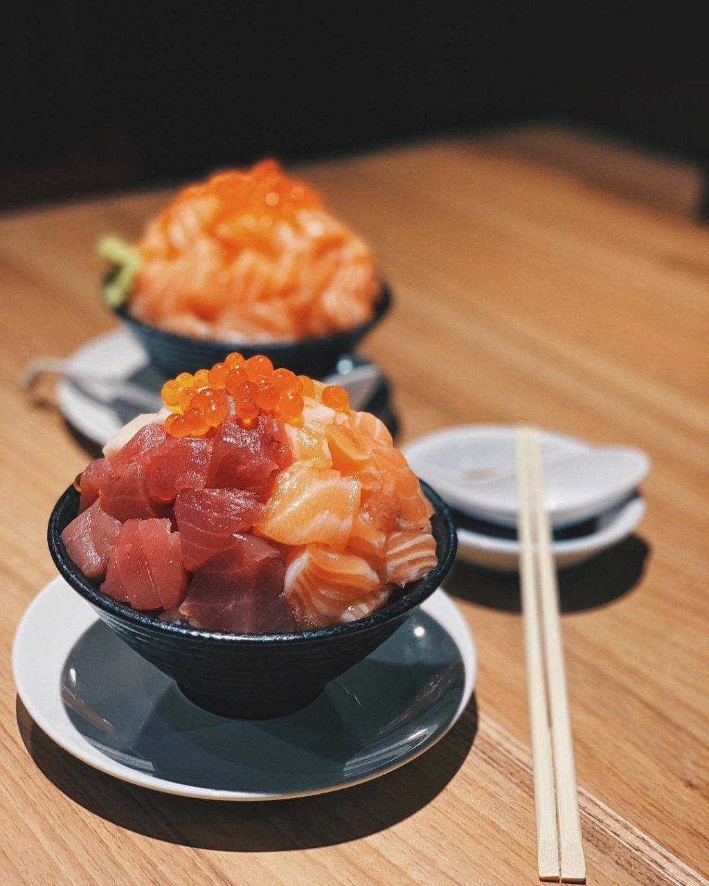 分量和高度全都有‼Kotobuki用料实在、下手大方💥满满三文鱼的丼饭,像山一样高