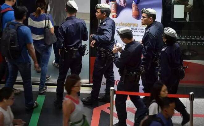 新加坡輔警把口罩彈回違規男子臉上,網友怒贊:夠爺們