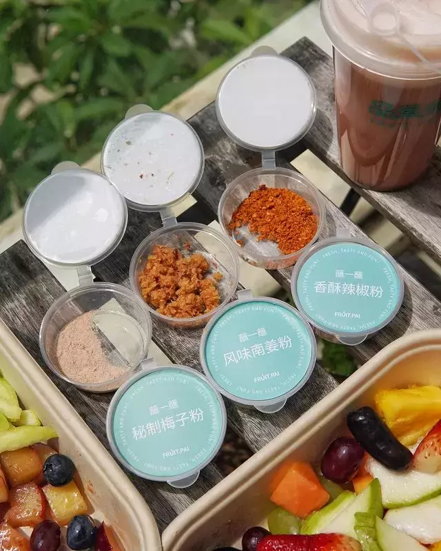 新加坡首个潮汕甘草水果捞“Fruit Pai 品果派”🍅任选水果和蘸粉,随便吃还不胖