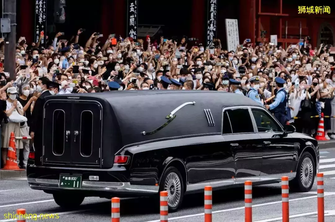 【多圖】安倍出殡，李顯龍到日本駐新加坡大使官邸吊唁，大批日本市民街頭目送最後一程