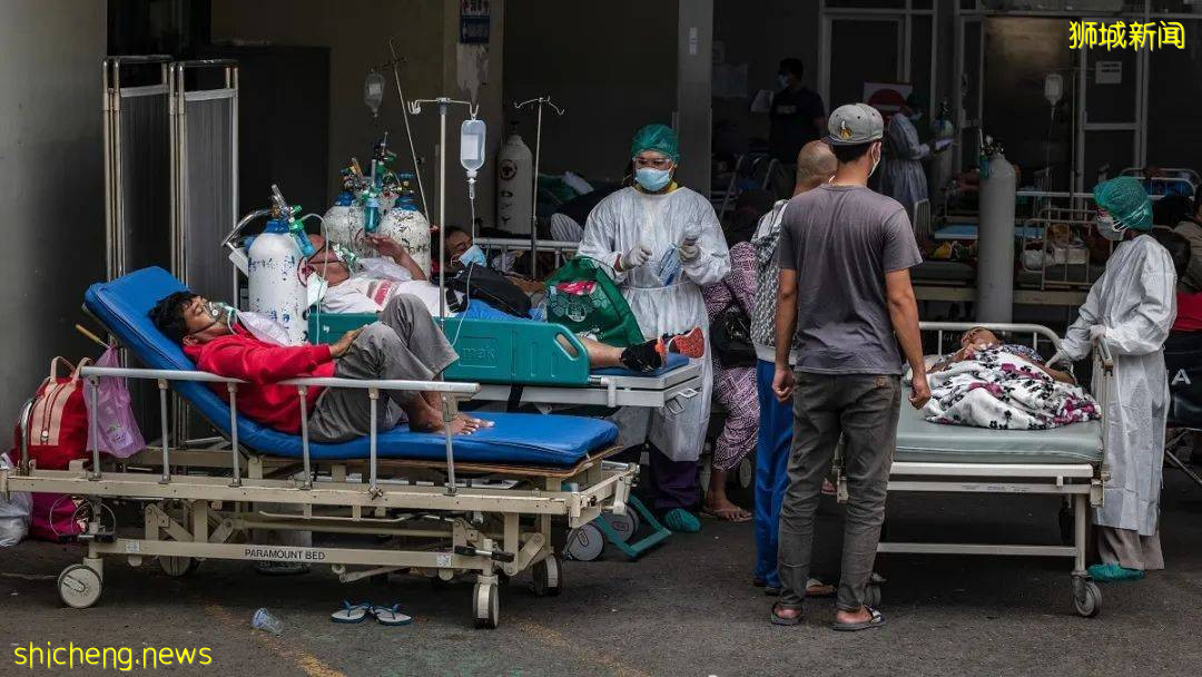 印尼淪陷!日增近4萬例、上千人死亡!警察扮鬼、民衆搶牛奶,新加坡送救援物資