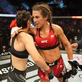 中国格斗女神震撼新加坡!两回合KO对手,剑指金腰带