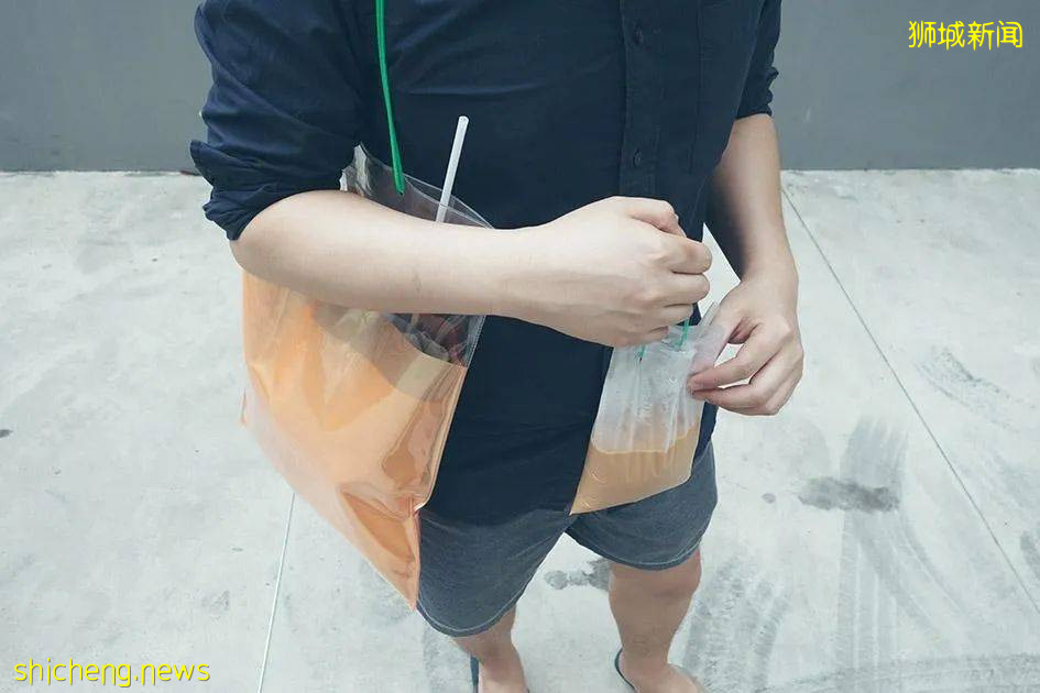 在新加坡，沒有一個塑料袋逃的出被咖啡打包的命運