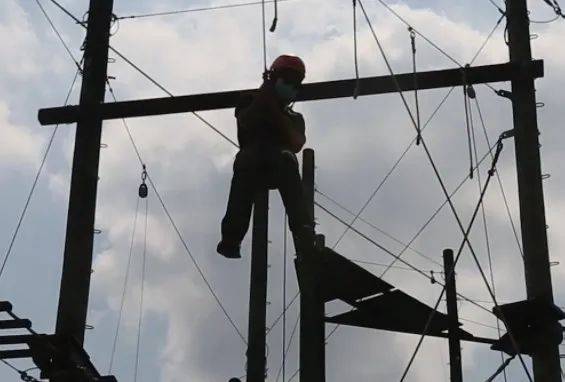 戶外教育業者要求,教練佩戴攝像機並有其他教練監督