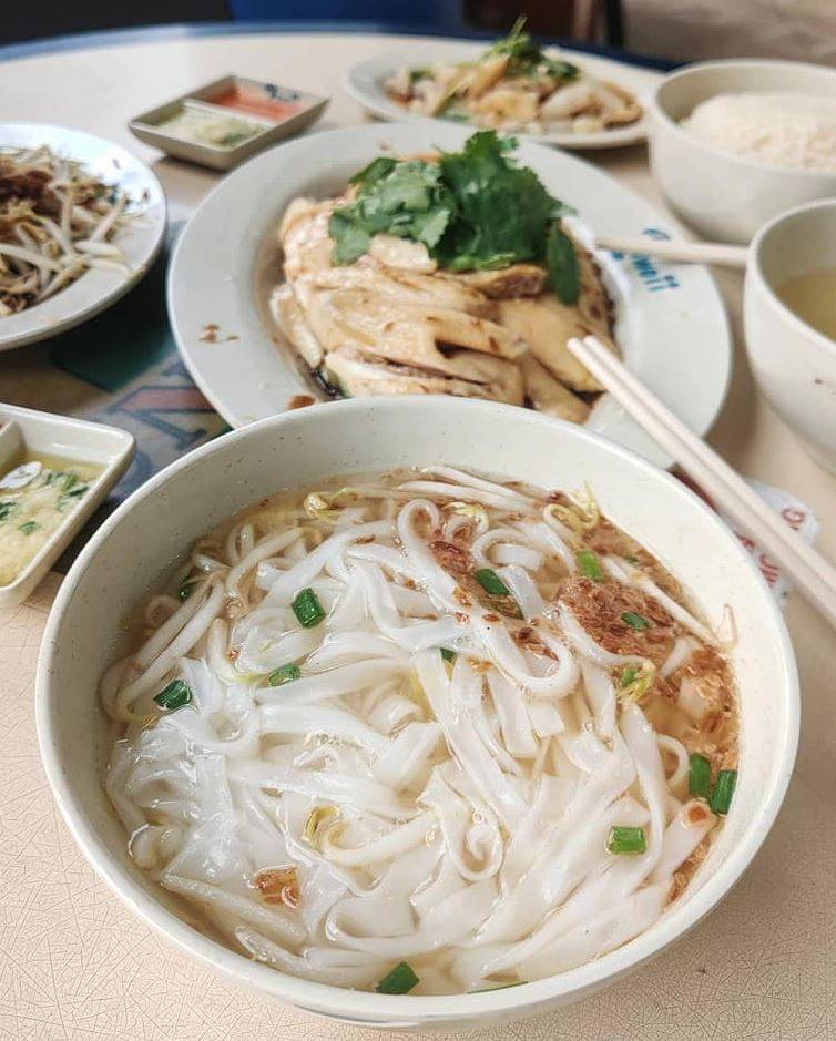老王甘榜芽菜鸡饭；Geylang闻名世界美食怡保豆芽鸡