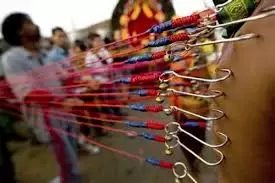 頭頂牛奶、鋼針刺入身體 ... 李總理說這個新加坡節日,今年不一樣