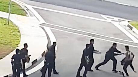新加坡街头七名警察VS一男子，网友：该回炉警校训练了
