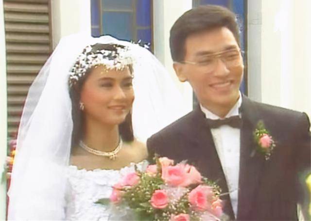 新加坡一哥一姐同框!56歲李南星仍帥氣,55歲陳莉萍發福難辨