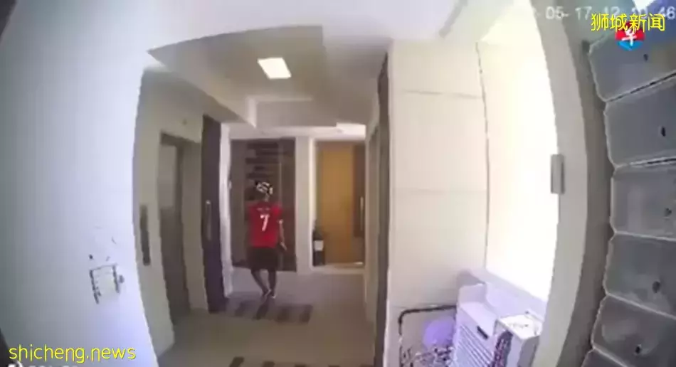 送餐员送餐时“顺手”偷鞋 狮城Foodpanda展开调查