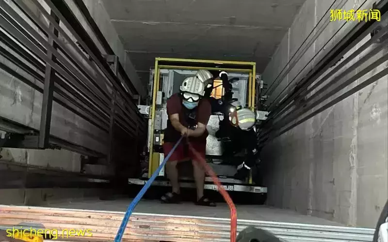 三人困十里广场电梯内 民防滑轮绳索解救