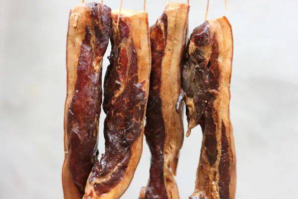 惊！新加坡组屋走廊挂满了猪耳朵、猪大肠和腊肠