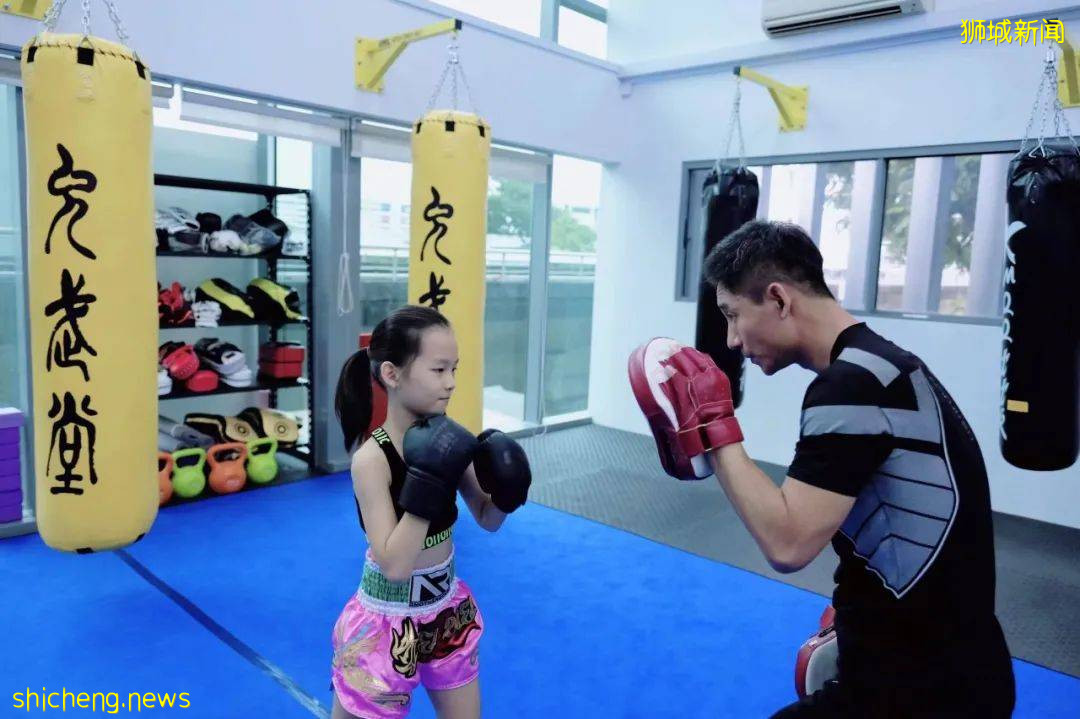 酷!新加坡网红武馆扩张!娃跟着冠军学武术,妈妈也一起练搏击