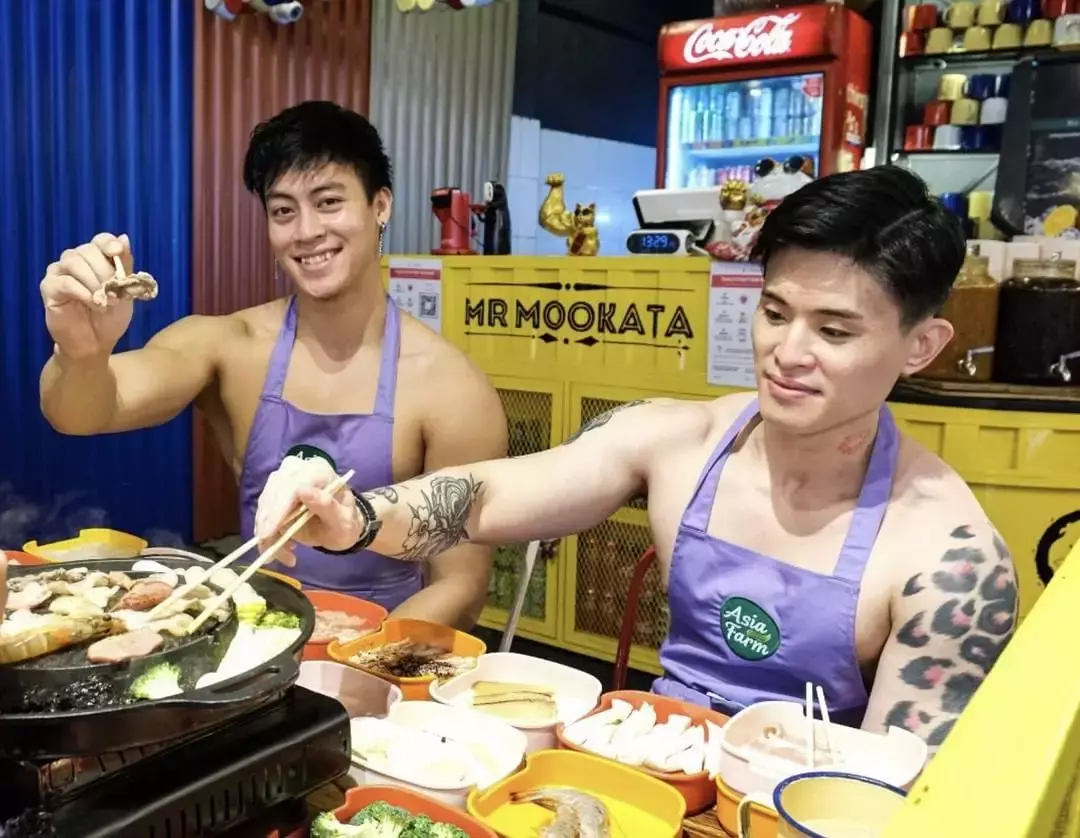新加坡也有猛男餐厅🤤 Mr Mookata邀你来喝健康饮料!他帮你倒,你负责喝🤪