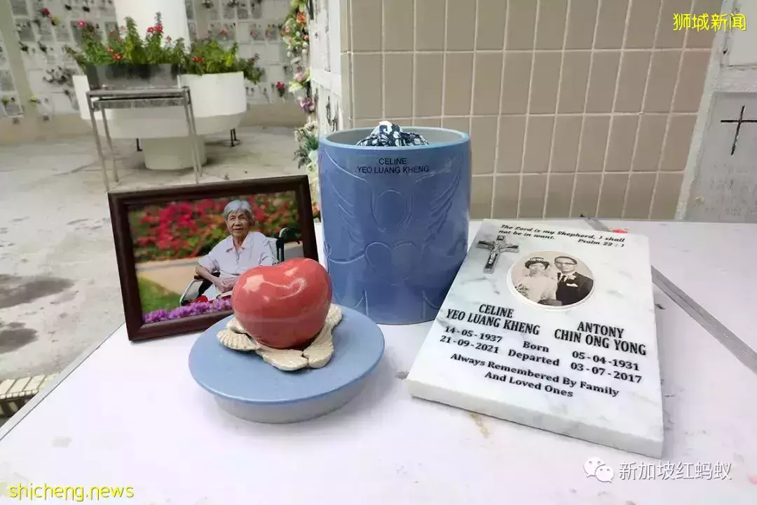 不忌諱討論身後事：新加坡老人爲自己設計個性化骨灰甕