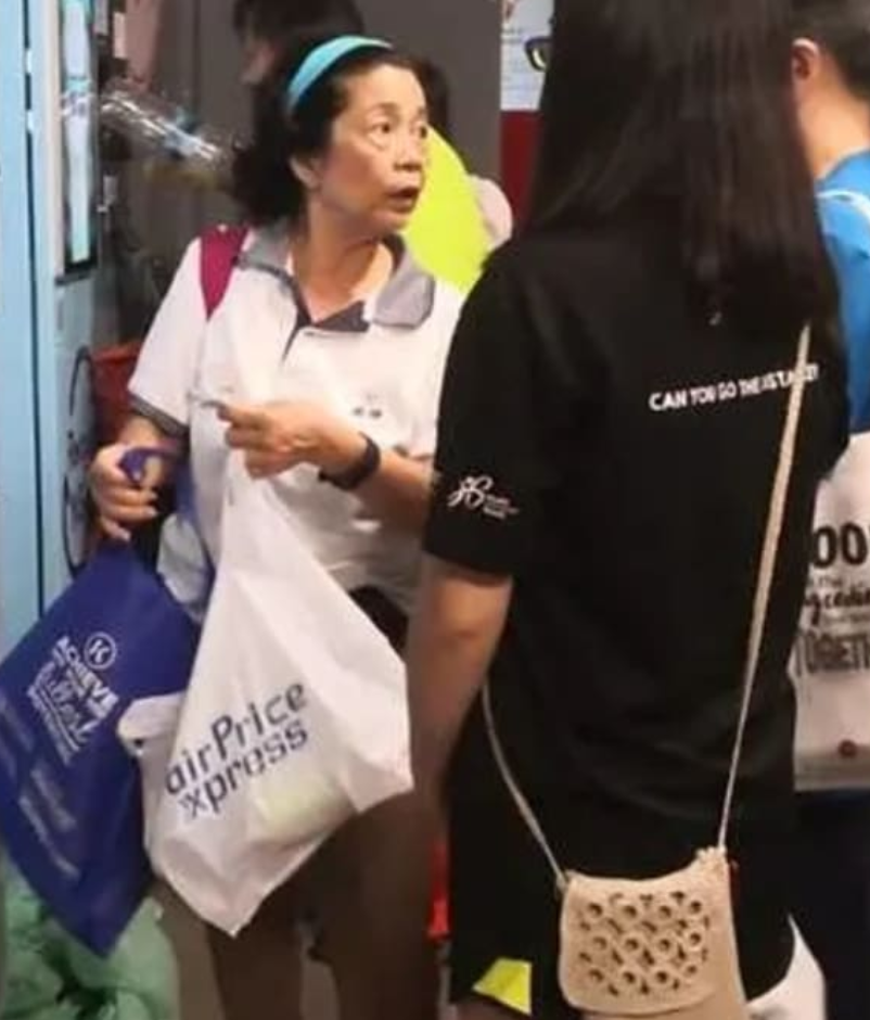 颇受欢迎的反向贩卖机，突然不见排队人群投递空瓶罐了