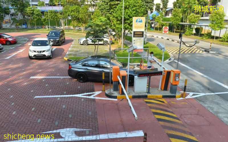 兀兰停车场闸门故障 有司机困两小时报警