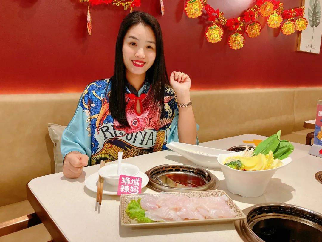 9.9新起吃網紅火鍋！小龍蝦湯底、花雕膠原湯，好喝到湯底都不剩