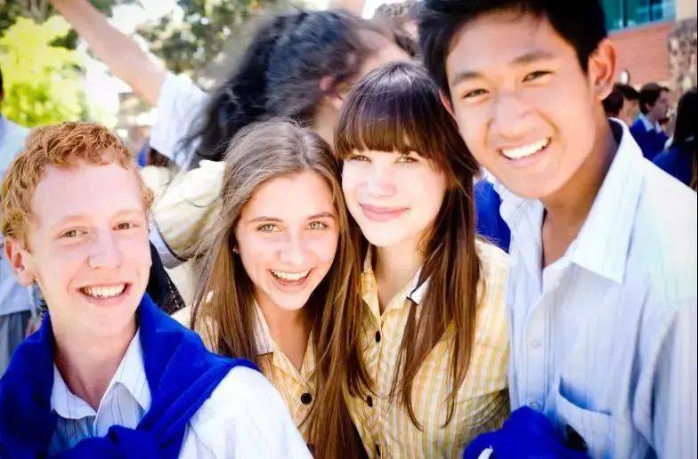 新加坡政府推出返校政策:仅持有效学生准证的毕业班学生可以返校参加实体课程