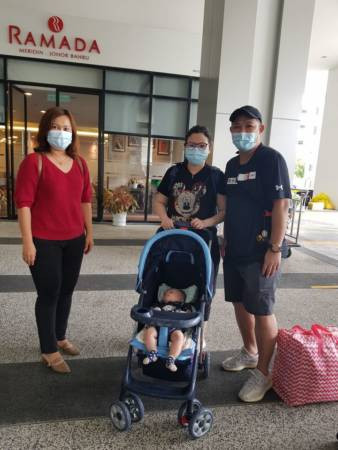 ◤肺炎疫情◢妻待新生产坐月 夫时隔8月首抱孩子 拥妻落泪