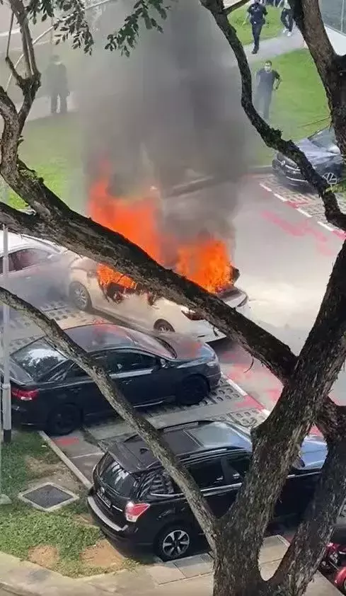 現場淒慘！新加坡白色車輛突然起火，1人死亡