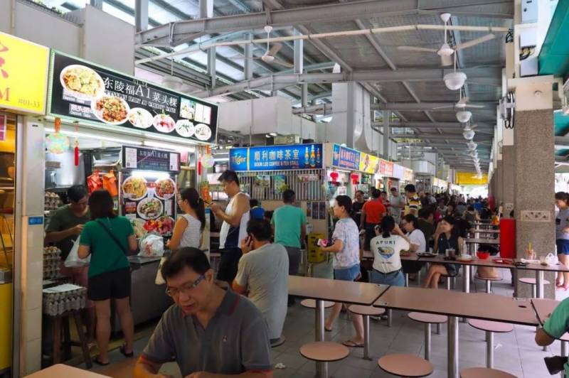 新加坡小販中心再現殘忍案件!年輕男子渾身是血,倒在地上