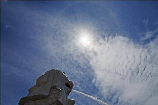 美翻了！新加坡絕美太陽光暈如帶“美瞳”，刷爆朋友圈