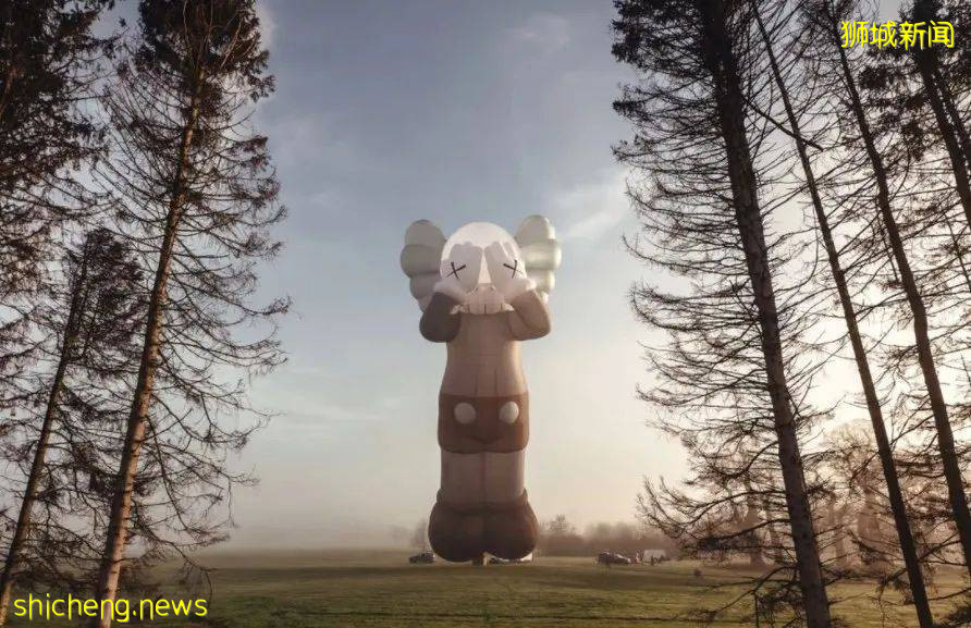 終于等到你！“KAWS:HOLIDAY” 世界巡回展來到新加坡！42米雕塑作品空降濱海灣