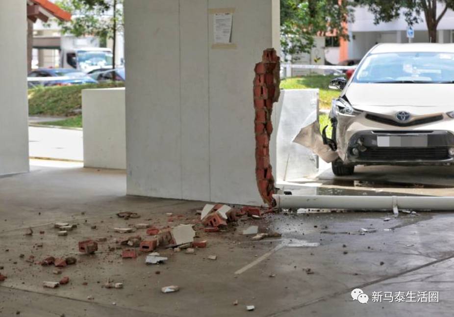 新加坡阿叔肉身霸车位引热议！司机停车误踩油门直撞组屋墙壁