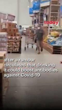 印尼淪陷!日增近4萬例、上千人死亡!警察扮鬼、民衆搶牛奶,新加坡送救援物資