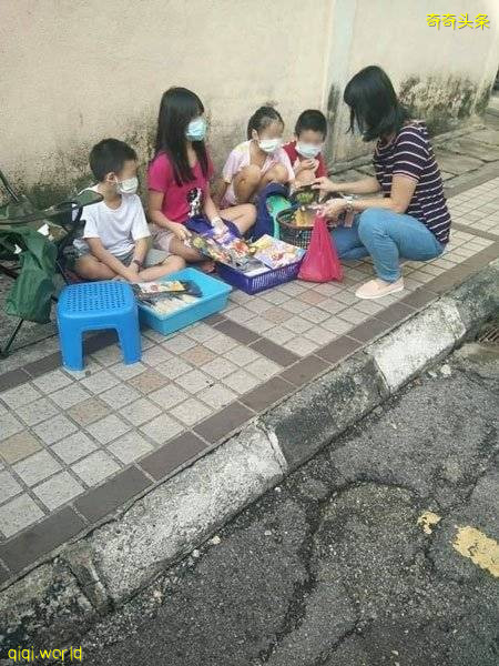 疑父母失业 孩子卖零食帮家计