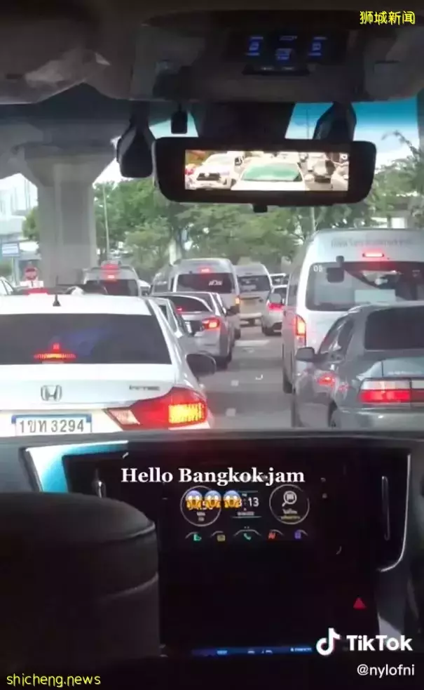 曼谷機場被新加坡人擠爆！小長假期間，新加坡到處都是人從衆