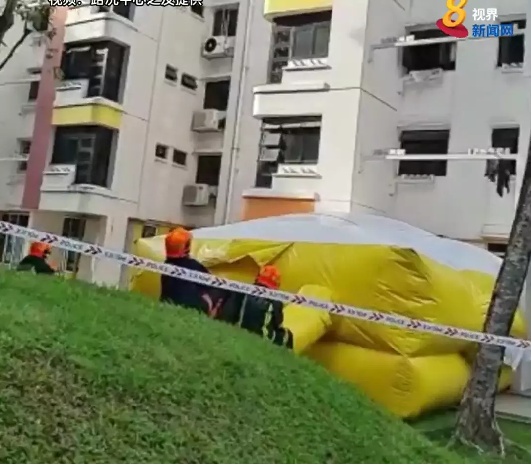 “我在大巴窑看到了有人闹跳楼,警察和民防部队出动,铺安全气囊!”