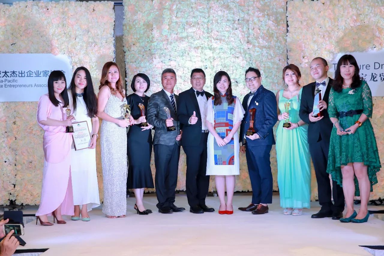 460位新加坡和国际名流雅士盛装出席了十一月的这场慈善晚宴