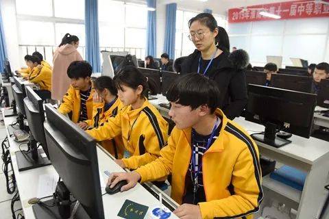 處處都卷的時代,崇尚精英教育的新加坡憑什麽不卷