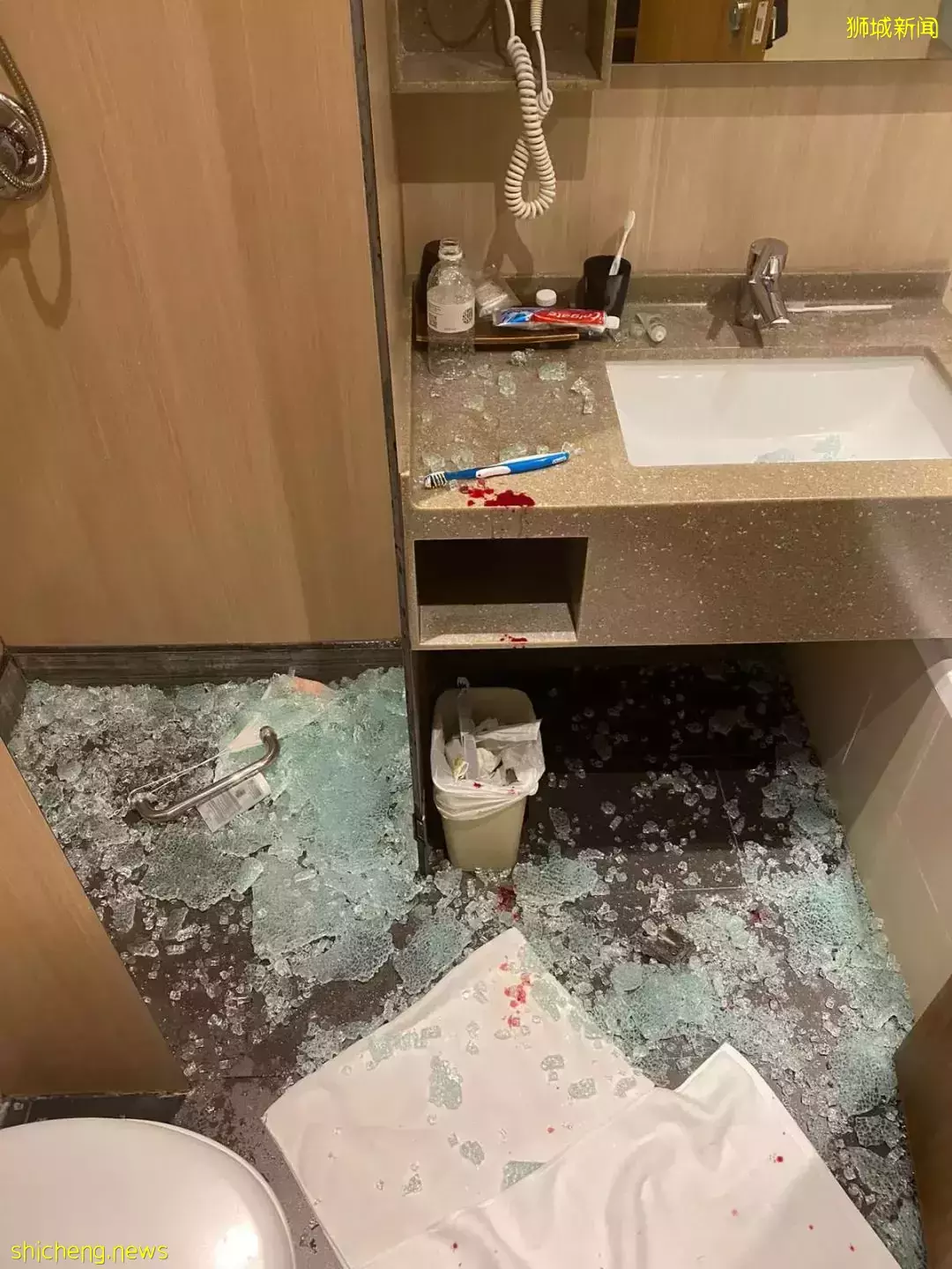 到新加坡圣淘沙度假庆生，洗澡时玻璃门爆裂溅落，41岁女子伤口长八公分
