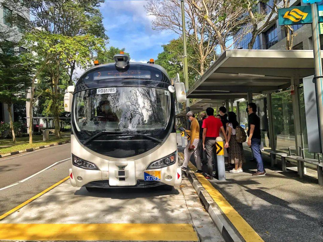 厉害了！新加坡试行首个无人驾驶收费巴士服务！通过手机APP就可以预约搭乘